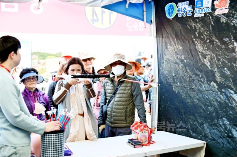 241023보도자료(제18회 청송사과축제 10월 30일~11월 3일, 5일간 개최[지난해축제-읍면체험부스]) (2).JPG