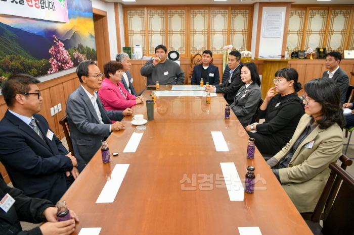 [크기변환]영주-3-1 박남서 영주시장과 영주시 라이온스클럽 임원들이 의견을 주고 받고 있다.jpg