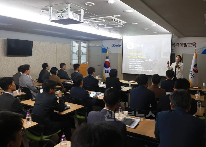 [크기변환]1-3 사진(2024년 영양군 고위직 공무원 폭력예방교육 실시).jpg