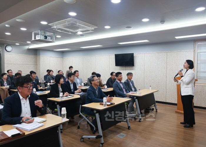 [크기변환]1-4 사진(2024년 영양군 고위직 공무원 폭력예방교육 실시).jpg