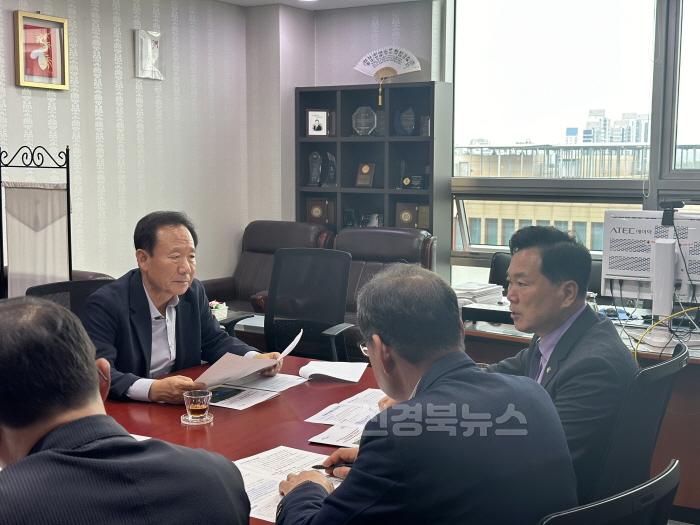 [크기변환]1. 박현국 군수, 국회 문화체육관광위원회 소속인 김승수 의원실 방문 (1).jpg