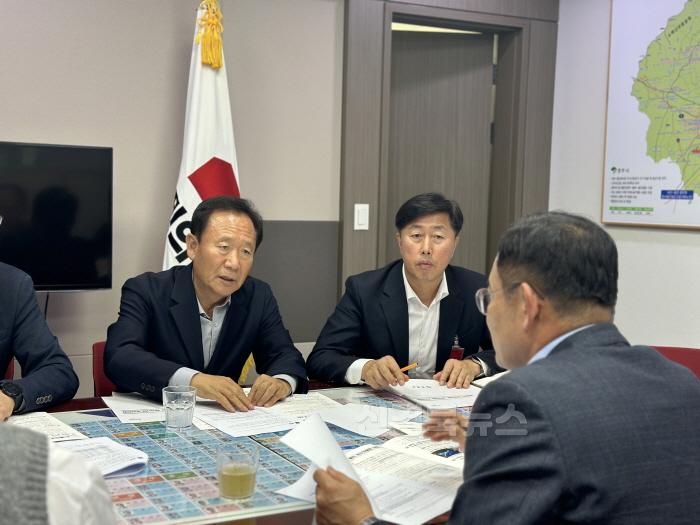 [크기변환]1. 박현국 군수, 지역구 임종득 의원실 방문 (1).jpg