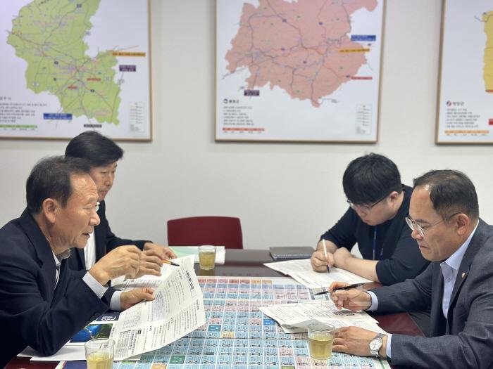 [크기변환]1. 박현국 군수, 지역구 임종득 의원실 방문 (2).jpg