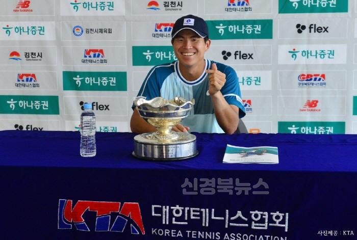 [크기변환]국내 최고 권위 테니스대회, 10일간 김천에서 열려-스포츠산업과(사진3, 제78회 남자 단식 우승자 이재문_KTA제공).jpg