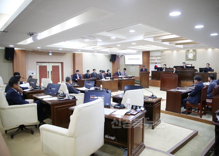 [크기변환]4-3 사진(제297회 임시회).jpg