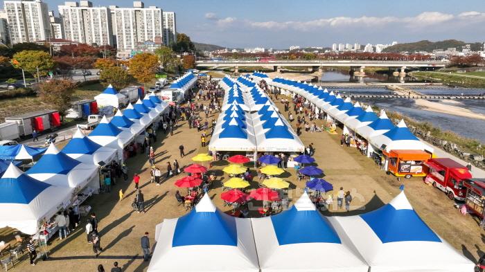 [크기변환]영주-1(참고사진) 지난해 영주장날 농특산물 대축제가 펼쳐지고 있는 문정둔치 전경.jpg