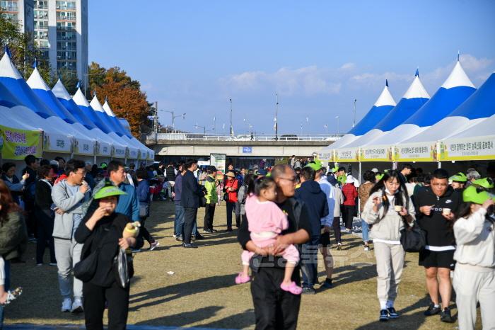 [크기변환]영주-1(참고사진) 방문객들로 북적이고 있는 지난해 농특산물 대축제 문정둔치 행사장.jpg