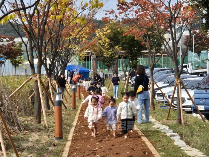 [크기변환][공원녹지과]산동우항공원맨발길3.jpeg