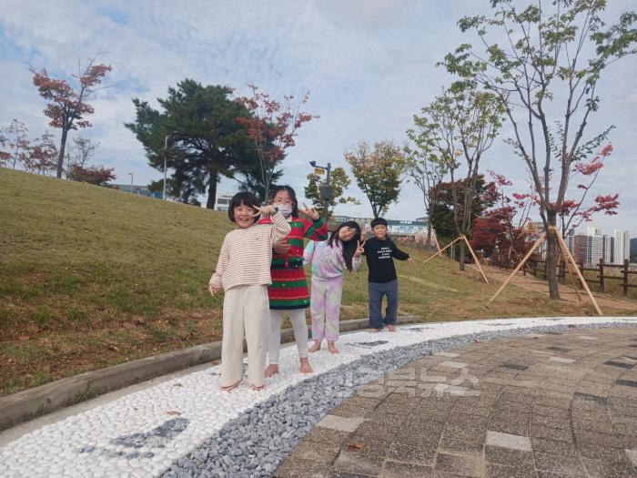 [크기변환][공원녹지과]산동우항공원맨발길5.jpeg