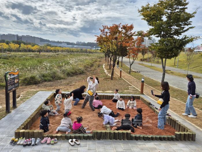 [크기변환][공원녹지과]산동우항공원맨발길4.jpeg