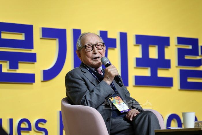 [크기변환]1101 제11회 21세기 인문가치포럼  화려한 서막 알려 (4).jpg