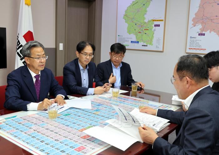 [크기변환]1-2 사진(오도창 영양군수, 2025년 핵심사업 국비확보 총력전 돌입).jpg