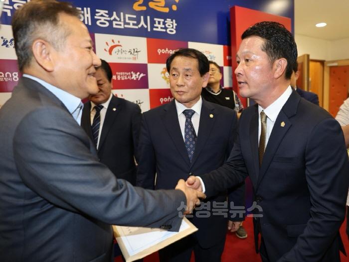[크기변환](예천군)의회 경북․대구 행정통합 반대 서한문 행안부 전달 (3).jpg