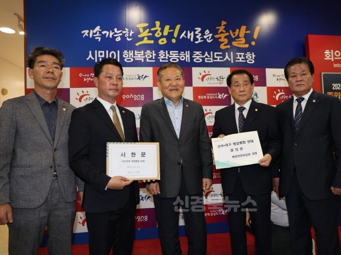[크기변환](예천군)의회 경북․대구 행정통합 반대 서한문 행안부 전달 (7).jpg