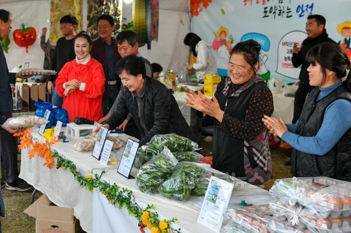 [크기변환]영주-1-4 팜팜(Farm)판매장에서는 농가 직거래로 영주 농특산품을 착한 가격에 구매할 수 있었다.jpg