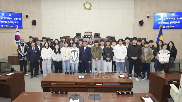 [크기변환]안동대학교_행정학과_안동시의회견학 (5).jpg