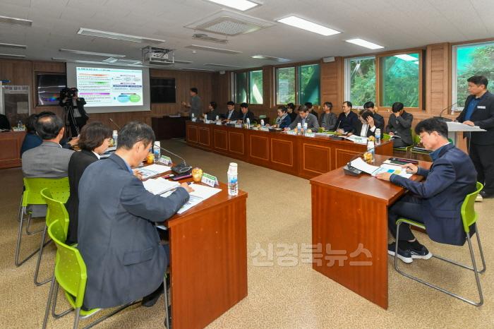 [크기변환]영주-1-2 용역사 대표가 용역 이행상황 보고를 하고 있다.jpg