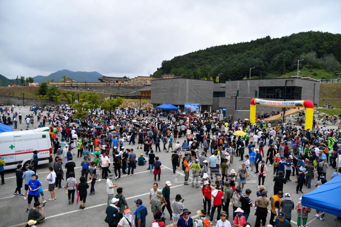 [크기변환]영주-2(지난해 사진) ‘영주댐’ 준공 기념 건강걷기대회’ 참가자들이 집결지에 모여 있다.jpg