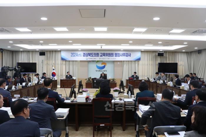 [크기변환]교육위원회_행정사무감사_사진.JPG