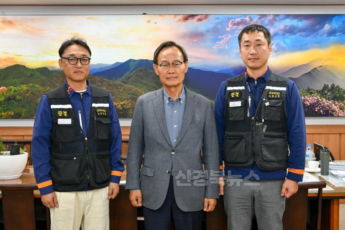 [크기변환]영주-2 영주시-SK스페셜티 노동조합 간담회 기념촬영(왼쪽부터 권경원 수석부위원장, 박남서 영주시장, 김현민 위원장).jpg