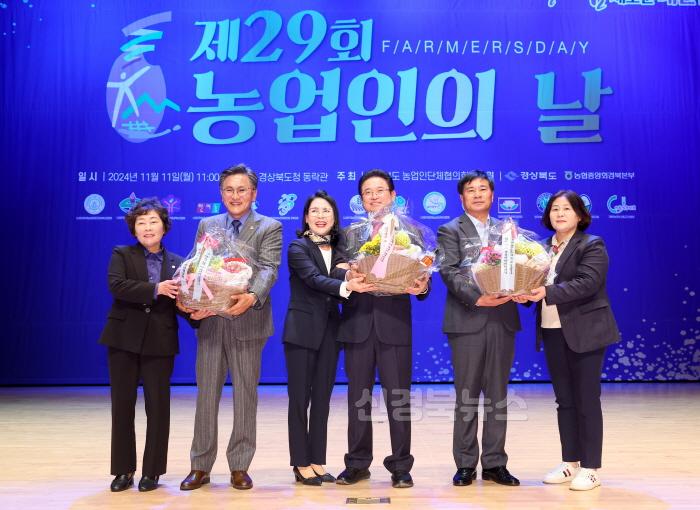 [크기변환]1._농업인의_날_기념식2(농산물꾸러미_전달).jpg