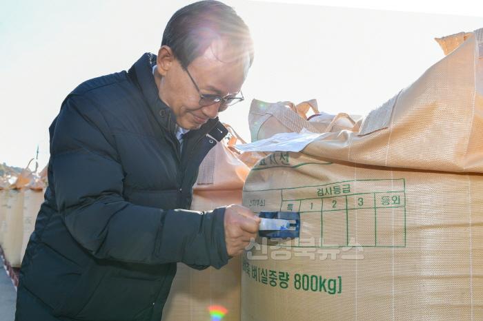 [크기변환]영주-2-2 박남서 영주시장이 포대에 특등 도장을 찍고 있다.jpg