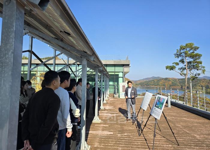[크기변환]영주-1-3 조한철 영주호개발과장이 교육 참가자들에게 주요 사업에 대해 브리핑하고 있다.jpg