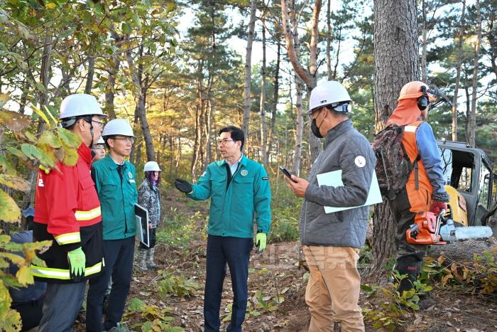[크기변환]1-1_김광열 영덕군수, 소나무재선충병 방제 사업장 현장점검.jpg