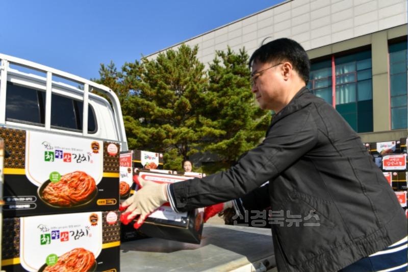 영주-2-4 이웃들에게 전달할 김장 김치를 트럭에 싣고 있다.jpg