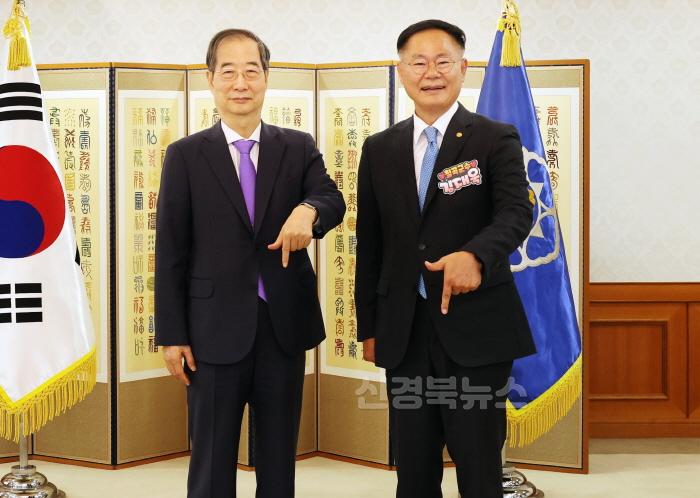 [크기변환](사진2)한덕수 국무총리와 김재욱 칠곡군수가 럭키 칠곡 포즈를 취하며 기념 촬영을 하고 있다.JPG