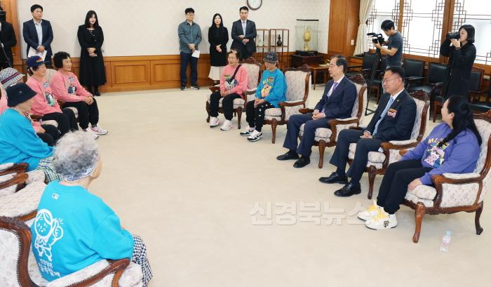 [크기변환]한덕수 총리는 외국 정상 등 귀빈을 맞는 국무총리 접견실에서 김재욱 칠곡군수와 수니와칠공주 할머니들과 대화를 이어갔다..JPG