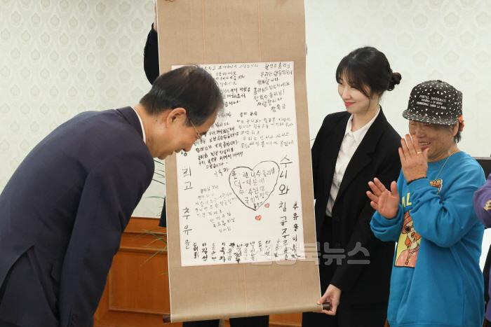 [크기변환]수니와칠공주는 한덕수 총리를 응원하는 글귀를 적은 족자를 건넸다..JPG
