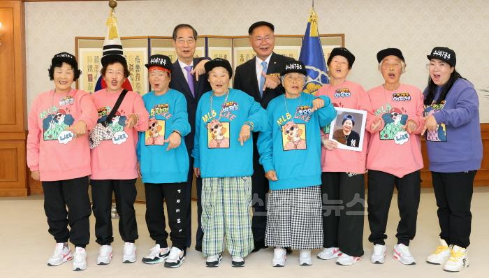 [크기변환](사진 1)한덕수 총리가 외국 정상 등 귀빈을 맞는 국무총리 접견실에서 김재욱 칠곡군수와 수니와칠공주 할머니들과 럭키 칠곡 포즈를 하며 기념 촬영을 하고 있다..JPG