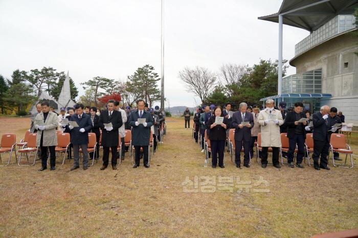 [크기변환]영주-3-2 기념식 참석자들이 _순국선열의 노래_를 다 같이 부르고 있다.jpg