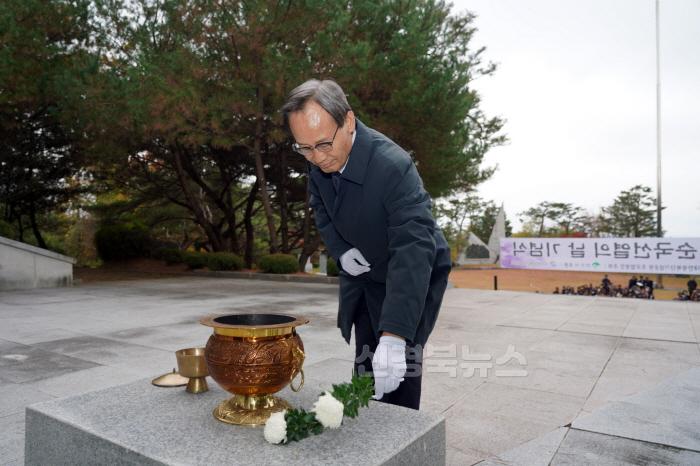 [크기변환]영주-3-3 박남서 영주시장이 헌화하고 있다.jpg