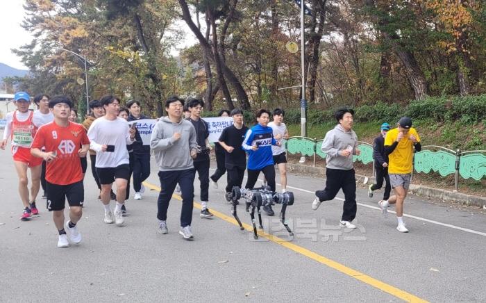 [크기변환](상주시 새마을체육과)제22회 상주곶감 마라톤(로보트 라이보) (2).jpg