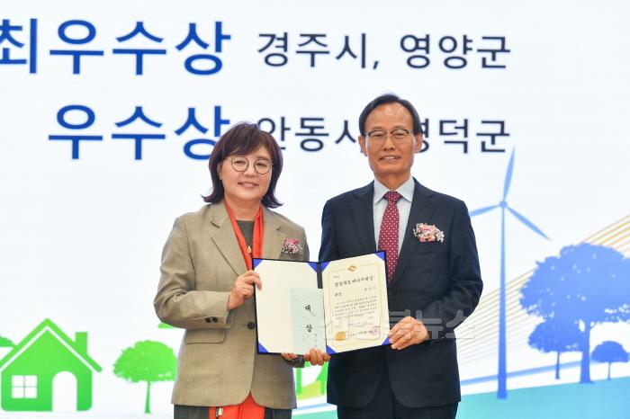[크기변환]영주-1-1 영주시, 경북도 에너지대상 수상 기념촬영(좌측부터 양금희 경북도경제부지사, 박남서 영주시장.jpg