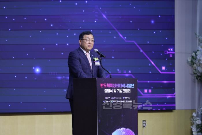 [크기변환](반도체방산과)구미시  반도체특성화대학 출범…전문 인재 양성 본격화(영남대 이경수 산학협력부총장).jpg