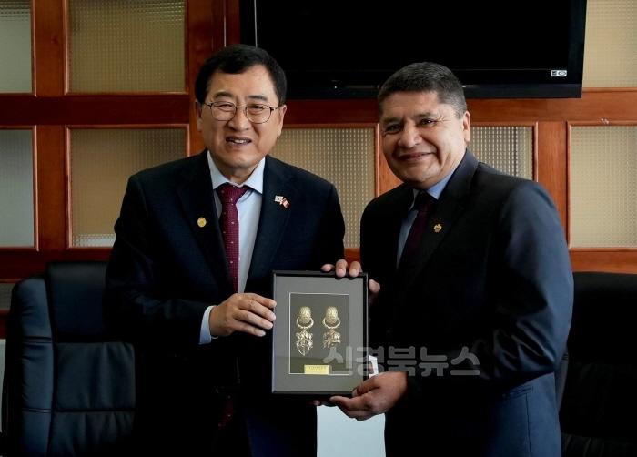[크기변환]2-1. 주낙영 경주시장 페루 아레키파 시장과 APEC 교류 강화 논의_01.jpg