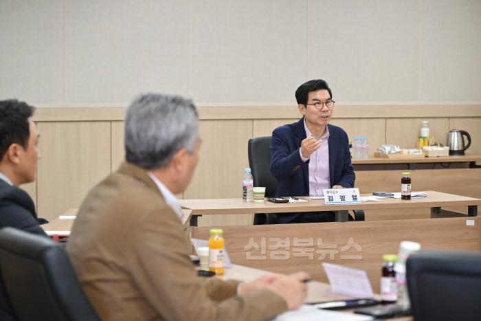 [크기변환]1-2_김광열 영덕군수, 수산업 부흥 위해 어업인들과 현장 소통.jpg