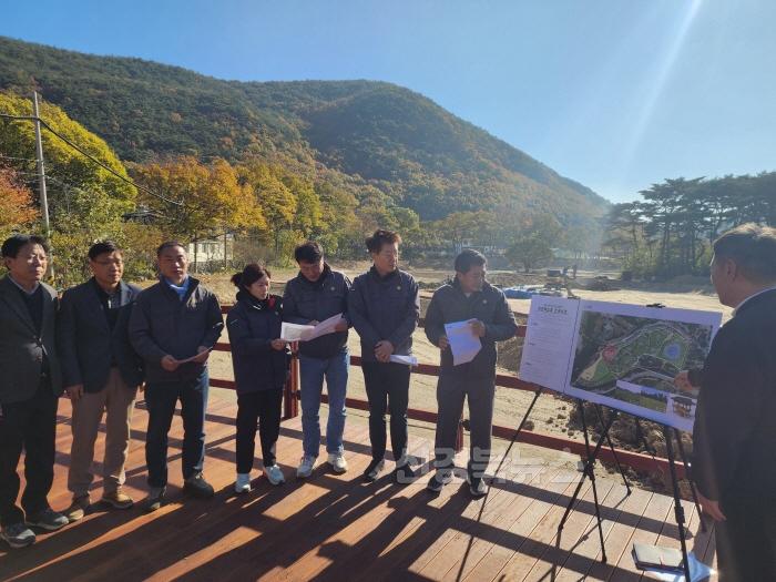 [크기변환]241122_건설도시위원회, 현장방문(내연산보경사시립공원 자연학습장 조성사업 현장).jpeg
