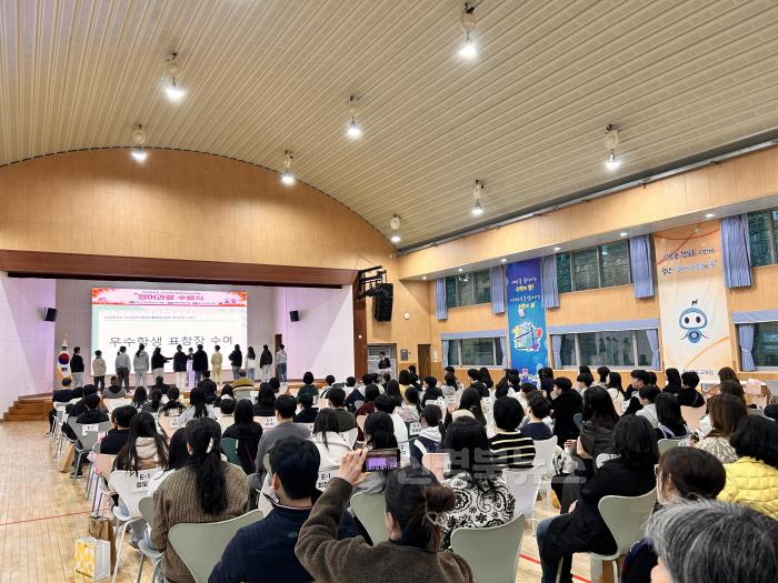 [크기변환]경산교육지원청부설영재교육원, 2024학년도 영어과정 수료식 개최(1).JPG