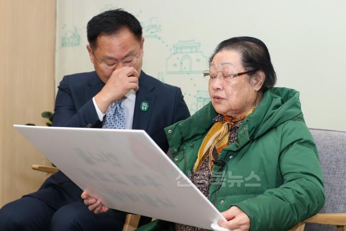 [크기변환]천재교과서에 자신의 시가 실린 이원순 할머니의 이야기에 김재욱 칠곡군수가 눈물을 글썽이고 있다..JPG