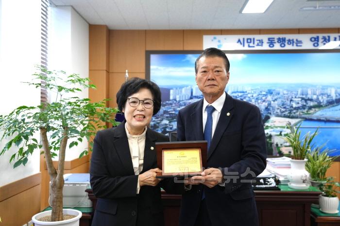 [크기변환]우애자 의원 2024 지방자치 의정대상 수상.JPG