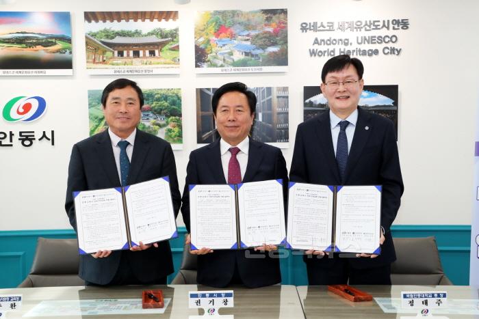 [크기변환]1126 초․중․고․대 K-인문․인성교육 지원을 위한 업무협약 체결 (1).JPG