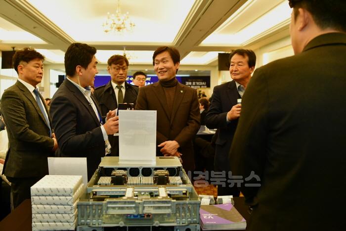 [크기변환]경산시-경산시  「지역특화형 초거대 AI 클라우드 팜 실증 및 AI 확산 환경조성」포럼 개최(5).jpg
