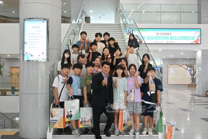 [크기변환]3.의회_포토존_단체촬영(전자현수막).JPG