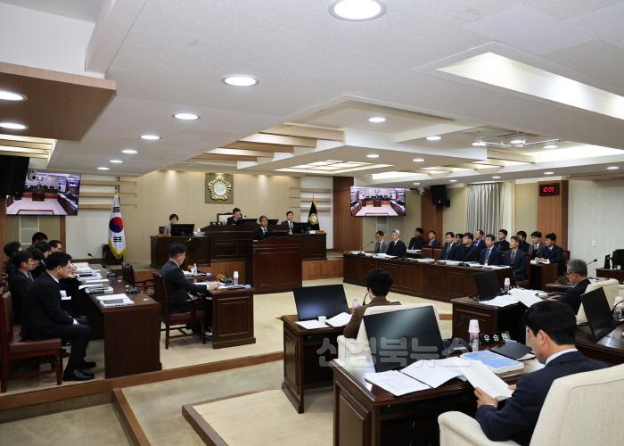 [크기변환]1-3 사진(오도창 영양군수， 시정연설을 통한 ‘2025년 군정방향’ 제시).jpg