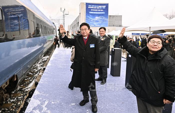 [크기변환]1._문경-충주_단선전철_개통식.jpg