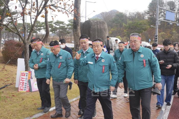 [크기변환]경북북부의장협의회_경북도청방문_성명서_전달 (2).jpg